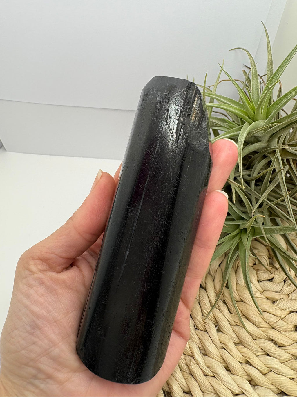 Turmalina negra semi pulida, pieza única de alta protección energética. Ideal para armonizar tu hogar y bloquear energías negativas.