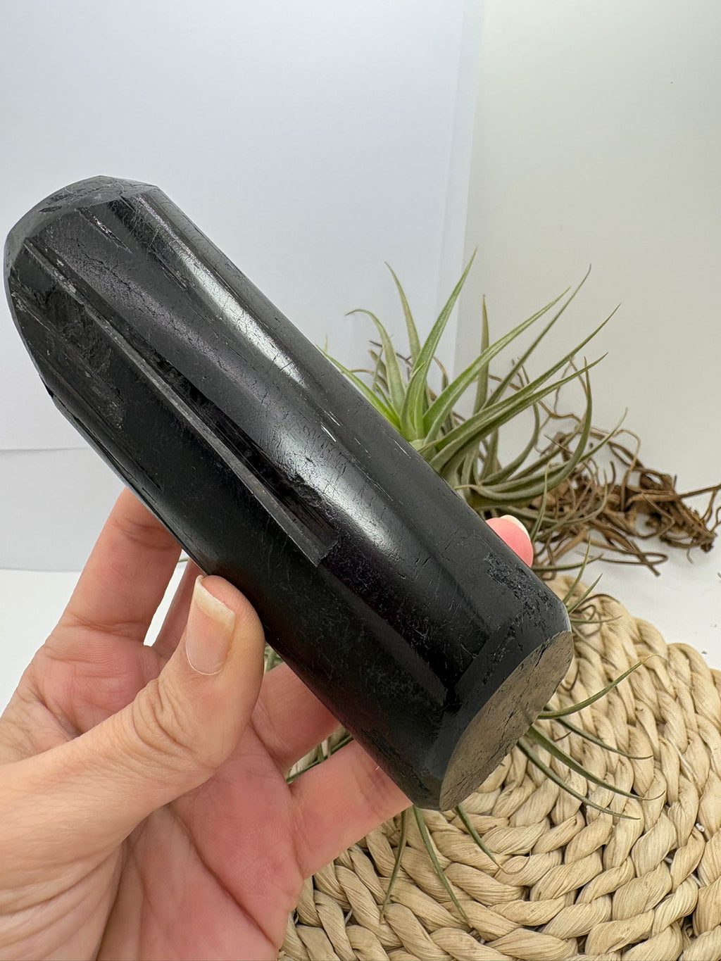 Turmalina negra semi pulida, pieza única de alta protección energética. Ideal para armonizar tu hogar y bloquear energías negativas.