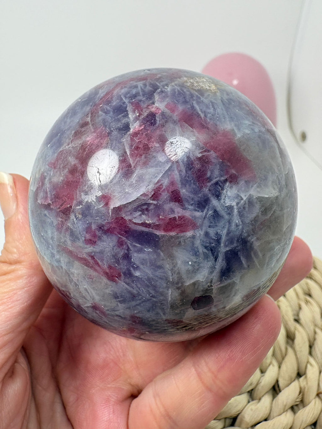 Esfera de piedra unicornio con lepidolita, turmalina rosa, cuarzo, cuarzo ahumado y mica. Una pieza única de preciosos tonos lilas y rosados.