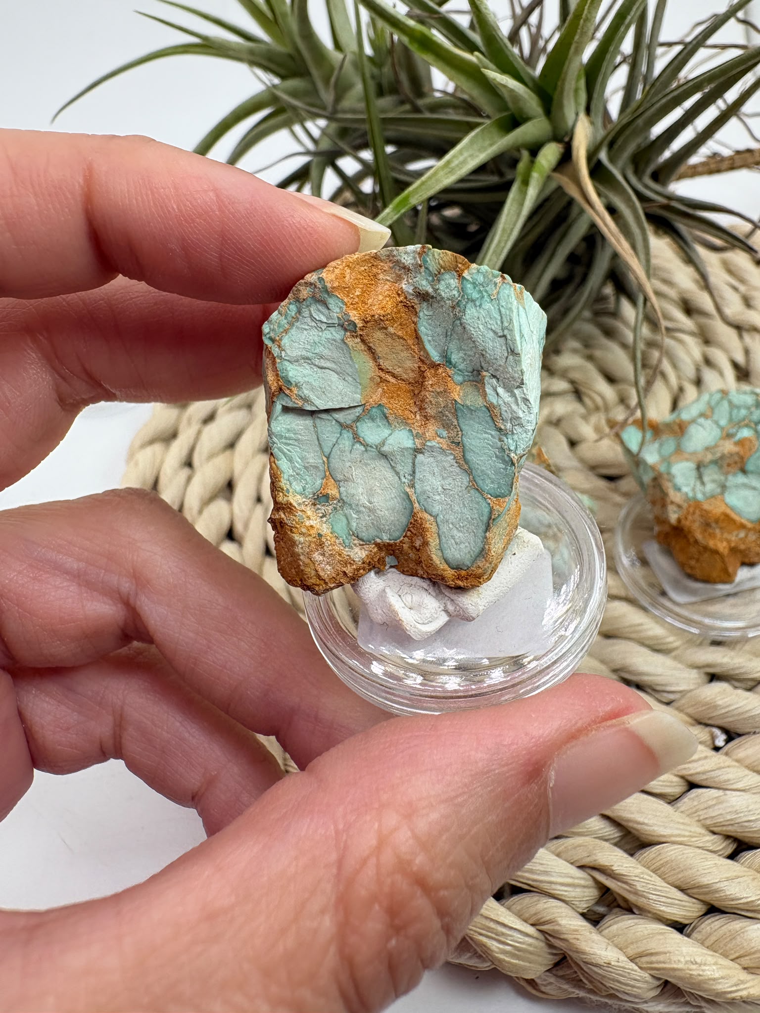 Variscita natural de Zamora en bruto, de aproximadamente 3 × 3 cm. Piezas únicas de tonos verdes y matriz natural. Envío de una pieza al azar.